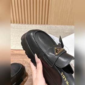 Новая модель Prada с толстой подошвой и закрытым носком Эта модел