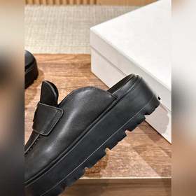 Новая модель Prada с толстой подошвой и закрытым носком Эта модел