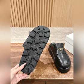 Новая модель Prada с толстой подошвой и закрытым носком Эта модел