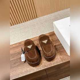 Новая модель Prada с толстой подошвой и закрытым носком Эта модел