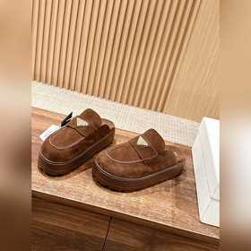 Новая модель Prada с толстой подошвой и закрытым носком Эта модел