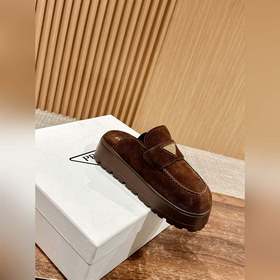 Новая модель Prada с толстой подошвой и закрытым носком Эта модел