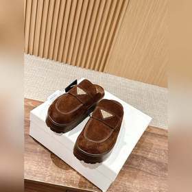 Новая модель Prada с толстой подошвой и закрытым носком Эта модел