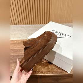 Новая модель Prada с толстой подошвой и закрытым носком Эта модел