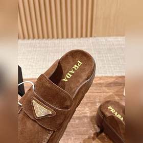 Новая модель Prada с толстой подошвой и закрытым носком Эта модел