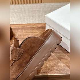 Новая модель Prada с толстой подошвой и закрытым носком Эта модел