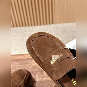 Новая модель Prada с толстой подошвой и закрытым носком Эта модел