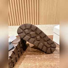 Новая модель Prada с толстой подошвой и закрытым носком Эта модел