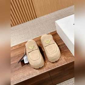 Новая модель Prada с толстой подошвой и закрытым носком Эта модел