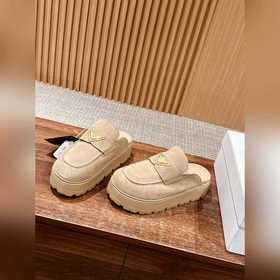 Новая модель Prada с толстой подошвой и закрытым носком Эта модел