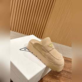 Новая модель Prada с толстой подошвой и закрытым носком Эта модел