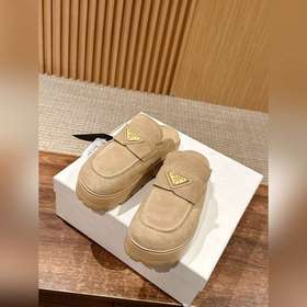 Новая модель Prada с толстой подошвой и закрытым носком Эта модел