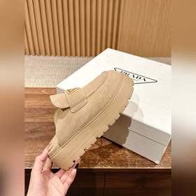 Новая модель Prada с толстой подошвой и закрытым носком Эта модел
