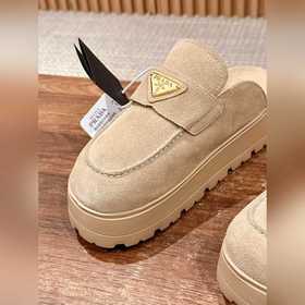 Новая модель Prada с толстой подошвой и закрытым носком Эта модел