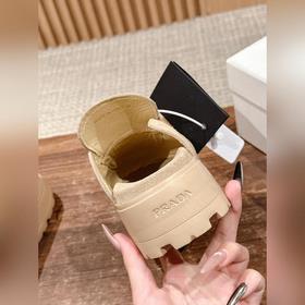 Новая модель Prada с толстой подошвой и закрытым носком Эта модел