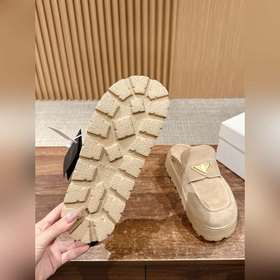 Новая модель Prada с толстой подошвой и закрытым носком Эта модел