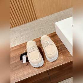 Новая модель Prada с толстой подошвой и закрытым носком Эта модел