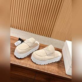 Новая модель Prada с толстой подошвой и закрытым носком Эта модел
