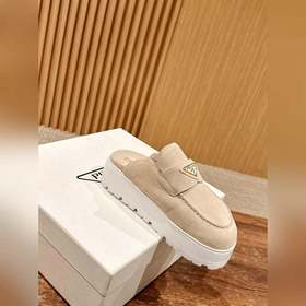 Новая модель Prada с толстой подошвой и закрытым носком Эта модел
