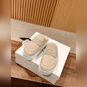 Новая модель Prada с толстой подошвой и закрытым носком Эта модел