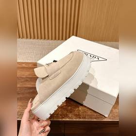Новая модель Prada с толстой подошвой и закрытым носком Эта модел
