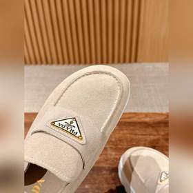 Новая модель Prada с толстой подошвой и закрытым носком Эта модел