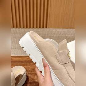 Новая модель Prada с толстой подошвой и закрытым носком Эта модел
