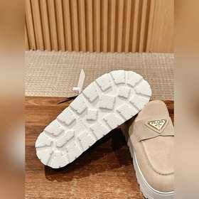 Новая модель Prada с толстой подошвой и закрытым носком Эта модел