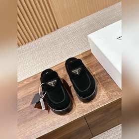 Новая модель Prada с толстой подошвой и закрытым носком Эта модел