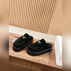 Новая модель Prada с толстой подошвой и закрытым носком Эта модел