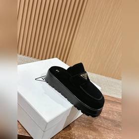 Новая модель Prada с толстой подошвой и закрытым носком Эта модел