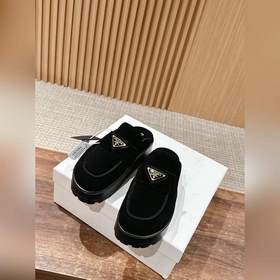 Новая модель Prada с толстой подошвой и закрытым носком Эта модел