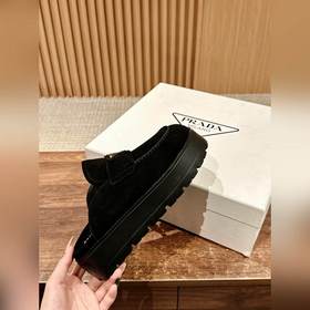 Новая модель Prada с толстой подошвой и закрытым носком Эта модел