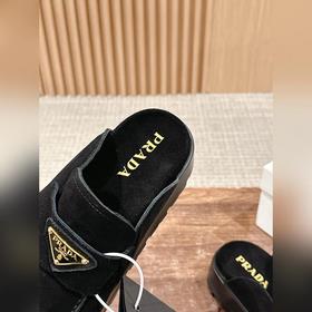 Новая модель Prada с толстой подошвой и закрытым носком Эта модел