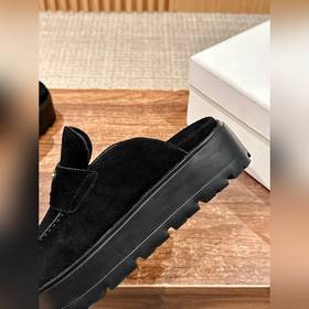 Новая модель Prada с толстой подошвой и закрытым носком Эта модел