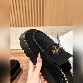 Новая модель Prada с толстой подошвой и закрытым носком Эта модел