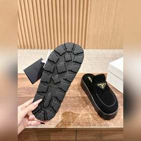 Новая модель Prada с толстой подошвой и закрытым носком Эта модел
