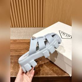 Новые ремешками с зубчатым узором и толстой резиновой подошвой от
