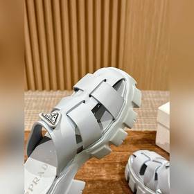 Новые ремешками с зубчатым узором и толстой резиновой подошвой от