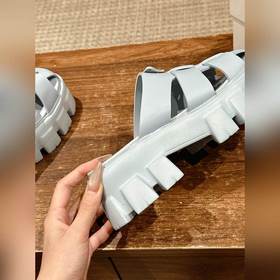 Новые ремешками с зубчатым узором и толстой резиновой подошвой от