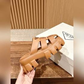 Новые ремешками с зубчатым узором и толстой резиновой подошвой от