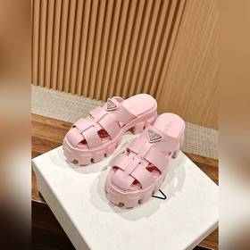 Новые ремешками с зубчатым узором и толстой резиновой подошвой от