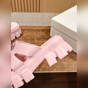 Новые ремешками с зубчатым узором и толстой резиновой подошвой от