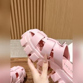 Новые ремешками с зубчатым узором и толстой резиновой подошвой от