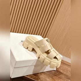 Новые ремешками с зубчатым узором и толстой резиновой подошвой от