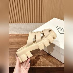 Новые ремешками с зубчатым узором и толстой резиновой подошвой от