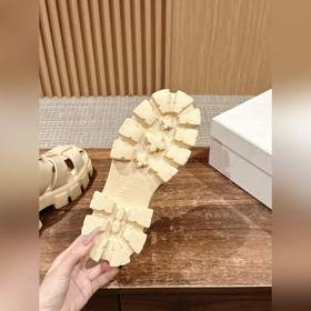 Новые ремешками с зубчатым узором и толстой резиновой подошвой от