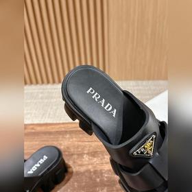 Новые ремешками с зубчатым узором и толстой резиновой подошвой от