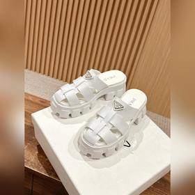 Новые ремешками с зубчатым узором и толстой резиновой подошвой от