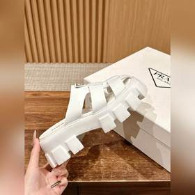 Новые ремешками с зубчатым узором и толстой резиновой подошвой от